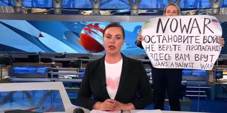 Marina Ovsyannikova live news protest