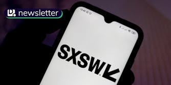 在这张照片中，南南由西南（SXSW）徽标显示在智能手机屏幕上。每日DO万博manbetx官方网站T时事通讯标识位于左上角。