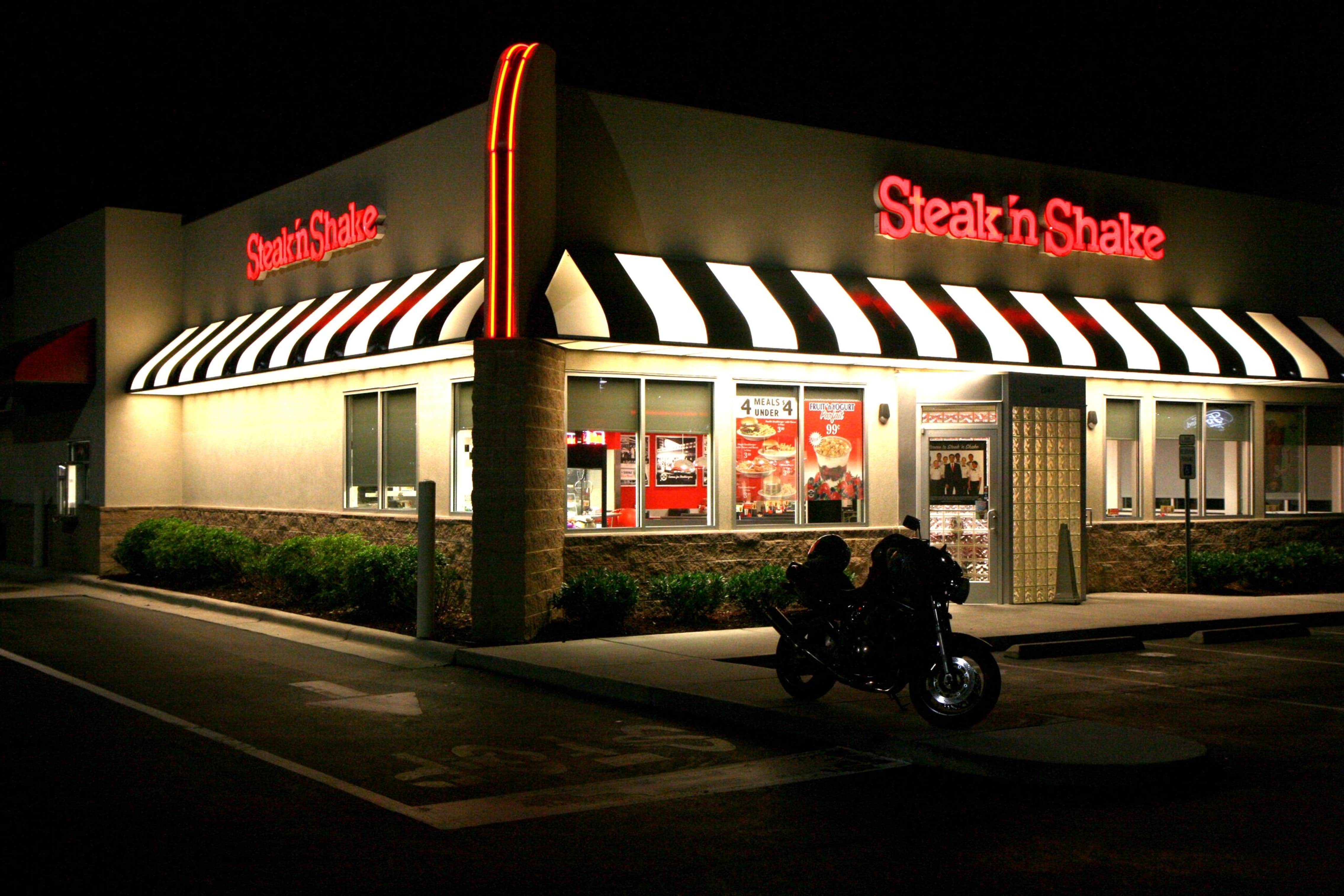Steak n Shake Customer Gets Back At Rude Customers In Drive Thru