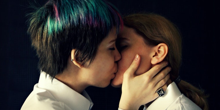 lesbian-couple-kissing