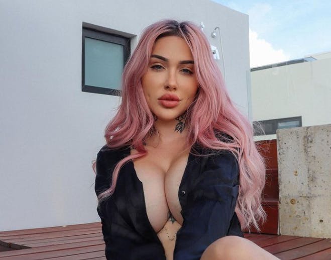 Jerkmake cam model with pink hair