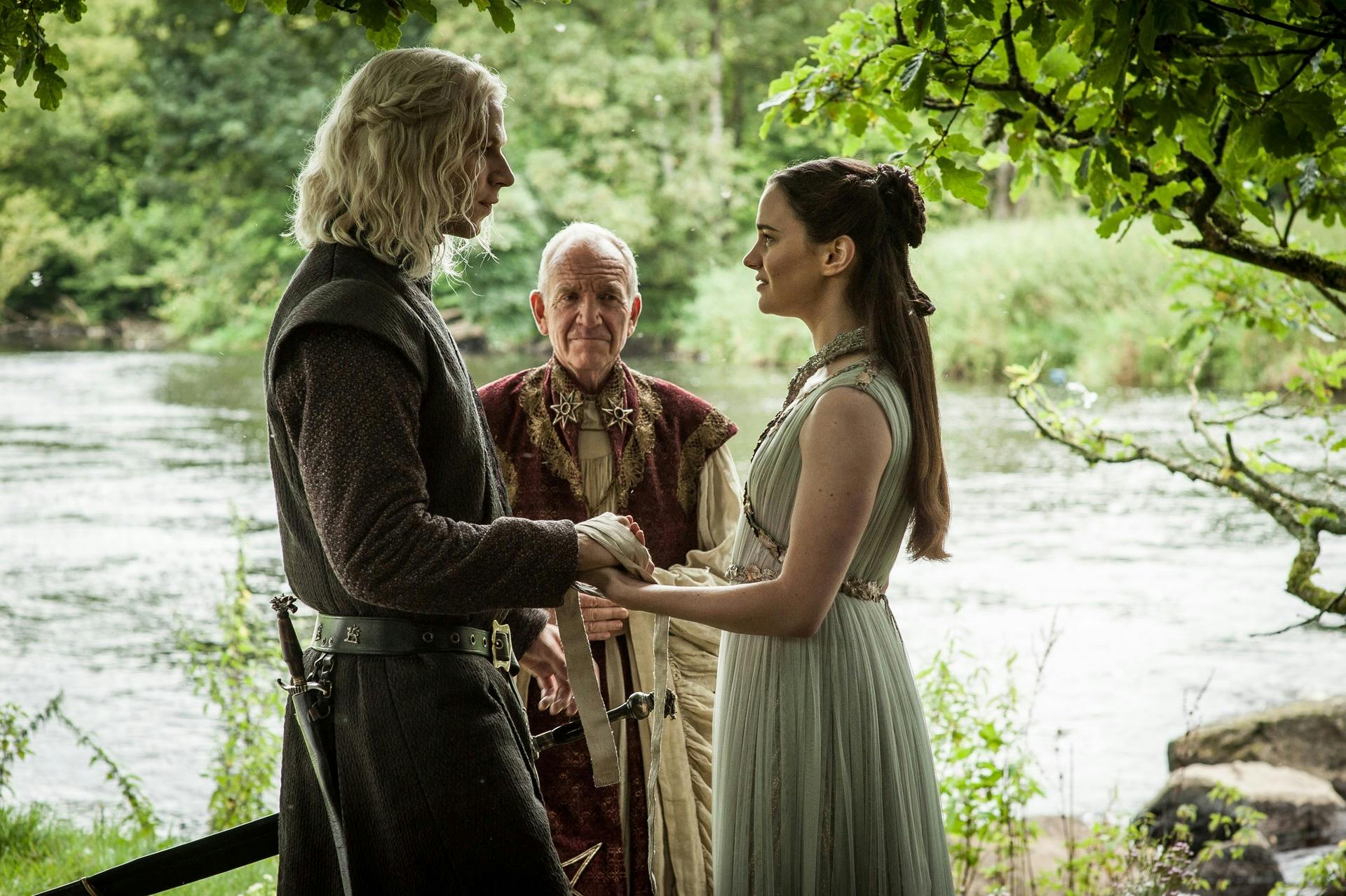 rhaegar (left) and lyanna (right) getting married by a septon (center) in game of thrones