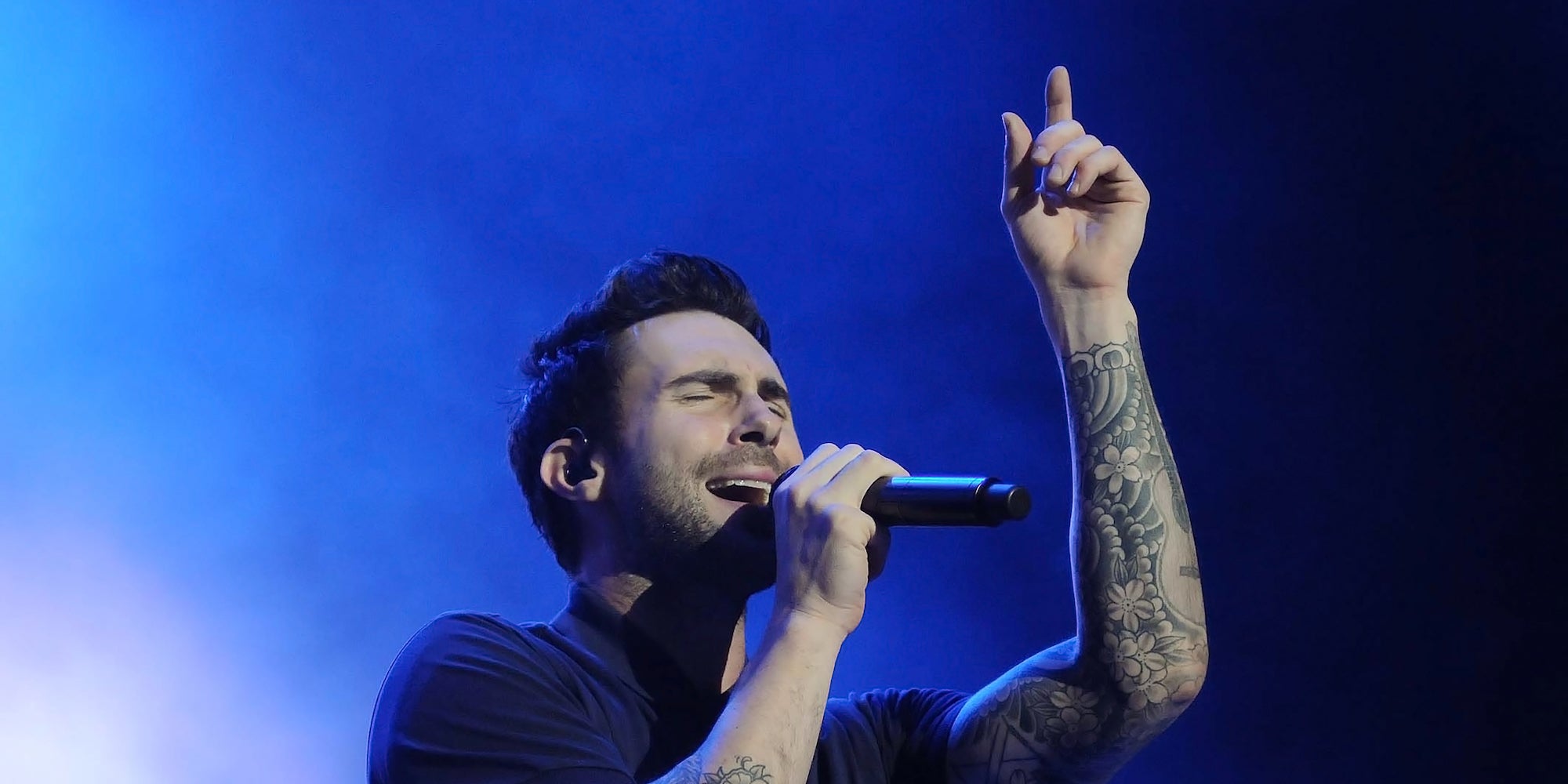 adam levine closing eyes and singing