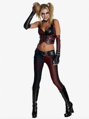 A woman wearing a Harley Quinn costume from the video game Arkham City.