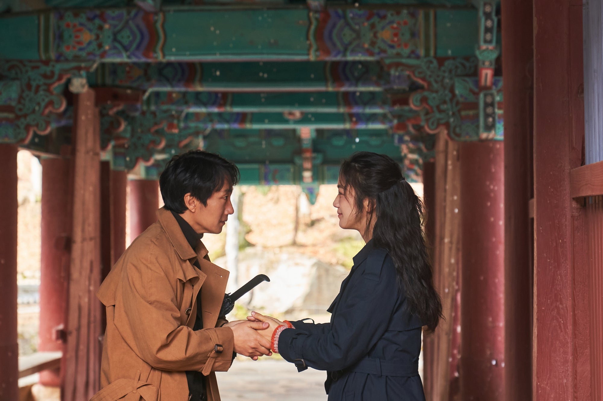 hae-joon (left) and seo-rae (right) in decision to leave