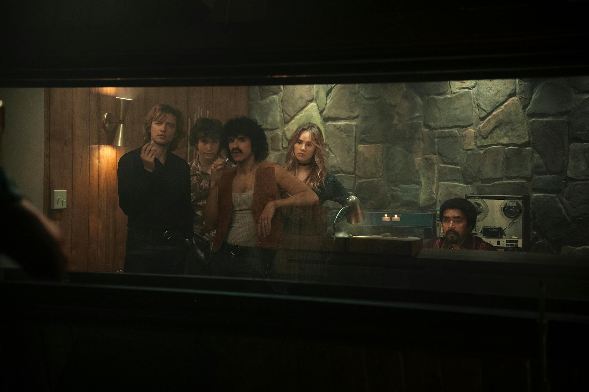 (l-r) eddie, graham, warren, karen, and teddy in daisy jones & the six