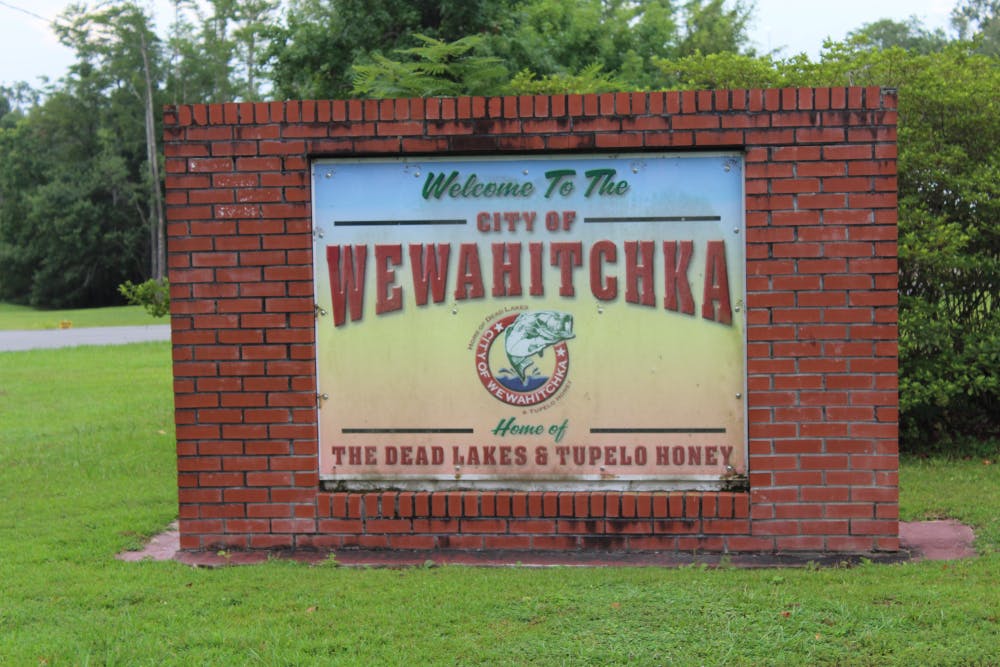 Sign that says 'Welcome to Wewahitchka'