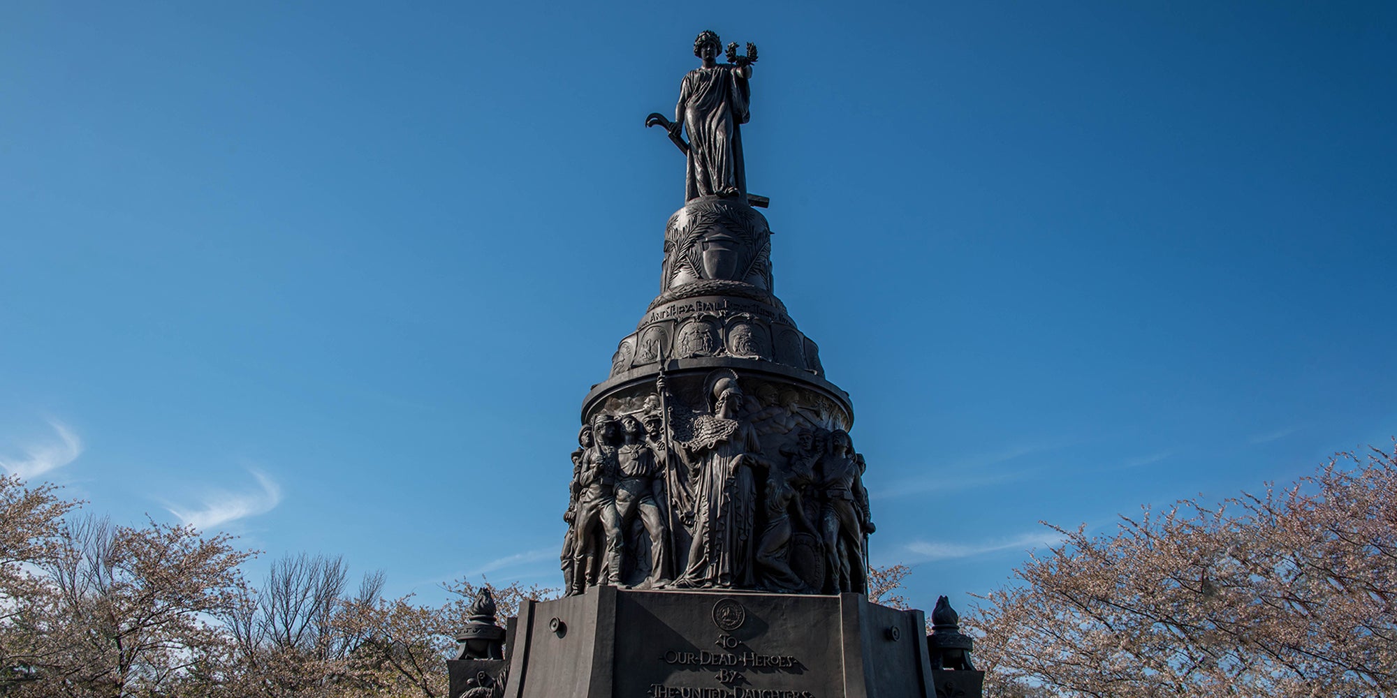 Conservatives seethe over order for Confederate statue to be removed