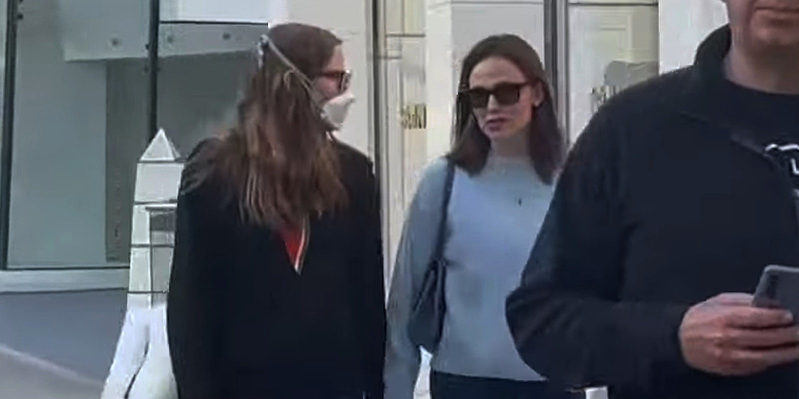 Violet Affleck with Jennifer Garner walking outside