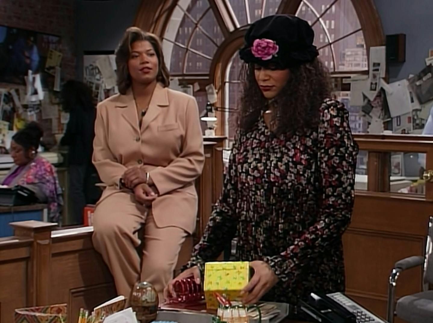 Khadijah chatting with Sinclair at the Flavor office in an episode of 'Living Single.'