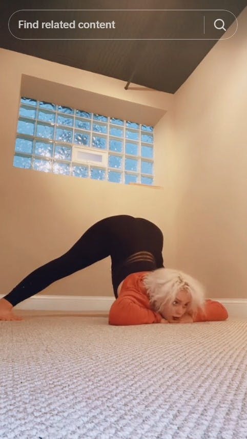 vlogger doing jack-o pose challenge