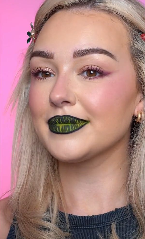 Beetlejuice lips on Sydney Purl.