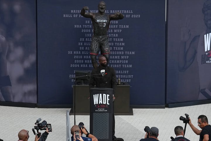 dwayne wade statue