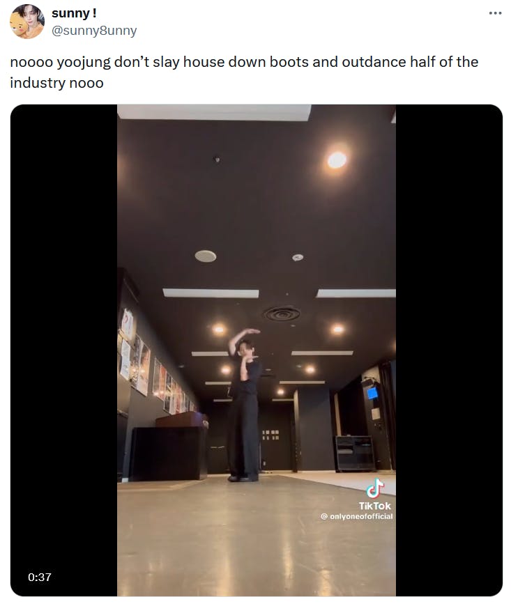 Tweet with a video of a man dancing in an apartment.