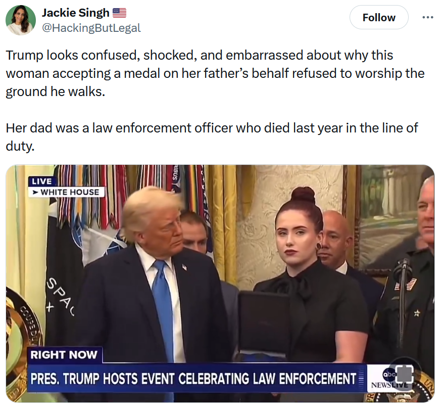 Tweet Reading 'Trump parece confuso, chocado e envergonhado por que essa mulher aceitando uma medalha em nome de seu pai se recusou a adorar o chão que ele caminha. Seu pai era um policial que morreu no ano passado no cumprimento do dever. Inclui um vídeo de Trump olhando para uma mulher segurando uma medalha no Salão Oval enquanto olha em direção à câmera.