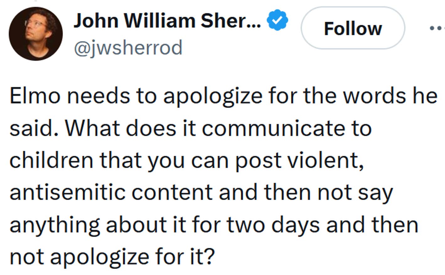Tweet Reading 'Elmo precisa se desculpar pelas palavras que ele disse. O que ele comunica às crianças que você pode publicar conteúdo violento e anti -semita e depois não dizer nada sobre isso por dois dias e depois não se desculpar por isso?