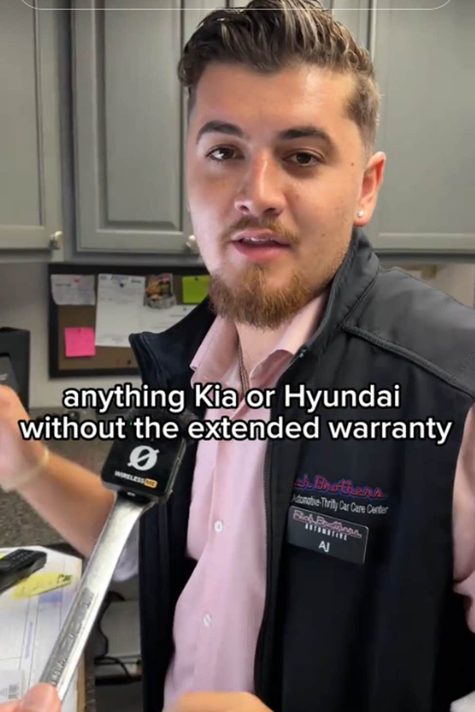 Tiktok Video de um mecânico automotivo da Eich Brothers falando sobre veículos Kia e Hyundai.