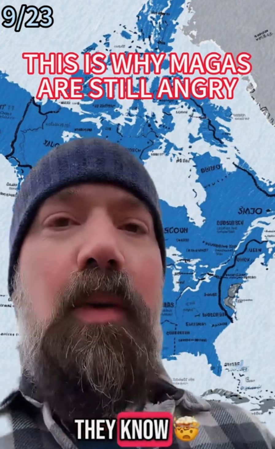 北米の地図の前で「彼らは知っている」と話す男性のTikTok動画には、上に「これがマガジンがまだ怒っている理由だ」というキャプションが付いている。