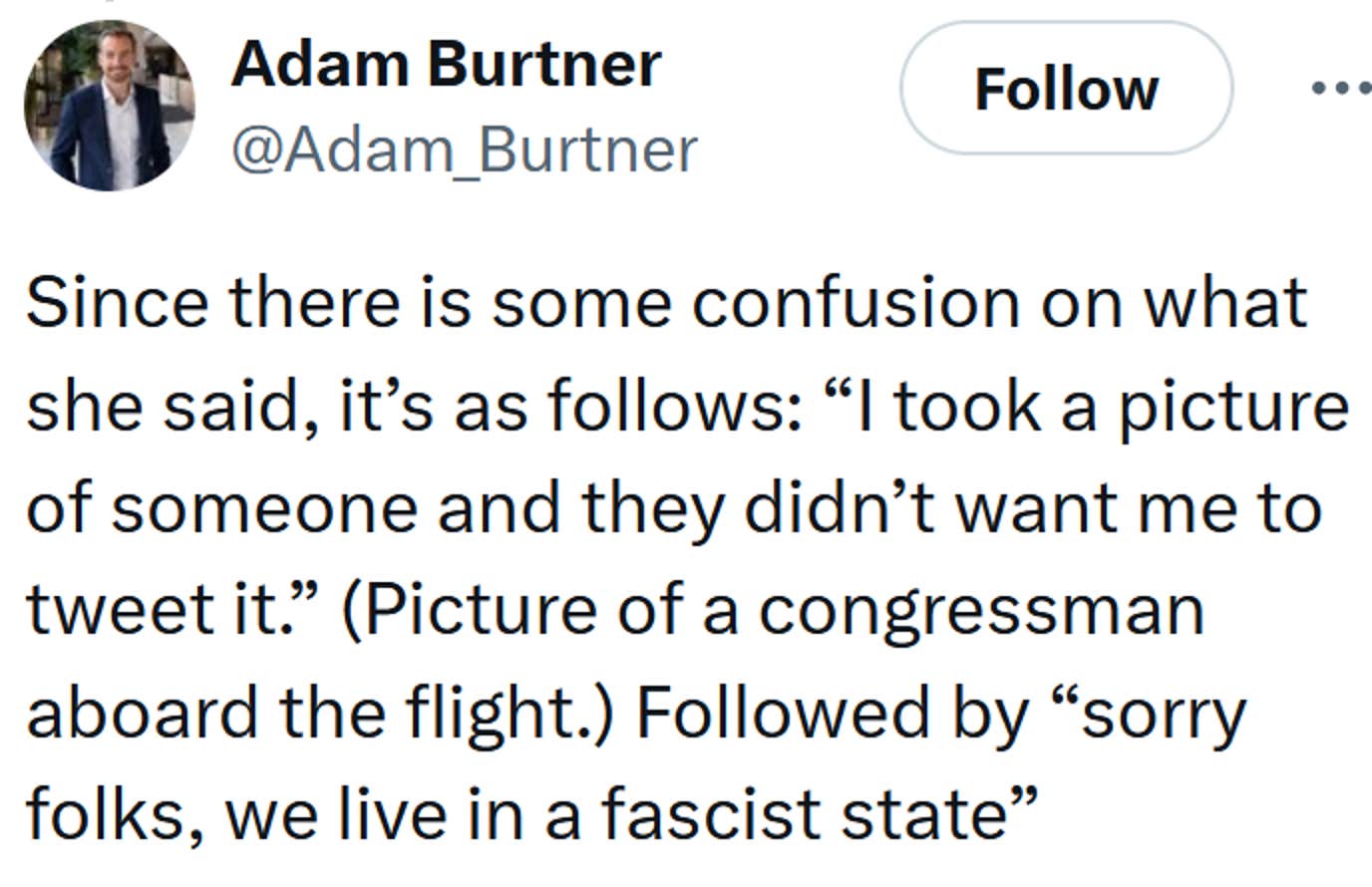 Leitura do tweet 'Como há alguma confusão sobre o que ela disse, é o seguinte: “Tirei uma foto de alguém e eles não queriam que eu twittasse.” (Foto de um congressista a bordo do voo.) Seguido por “desculpe pessoal, vivemos em um estado fascista”'