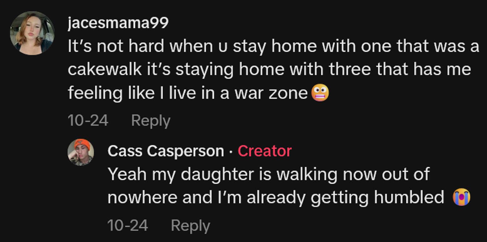 Comentário do TikTok lendo 'Não é difícil quando você fica em casa com um que foi moleza, é ficar em casa com três que me faz sentir como se morasse em uma zona de guerra' e uma resposta do OP dizendo 'Sim, minha filha está saindo do nada e já estou ficando humilhado'