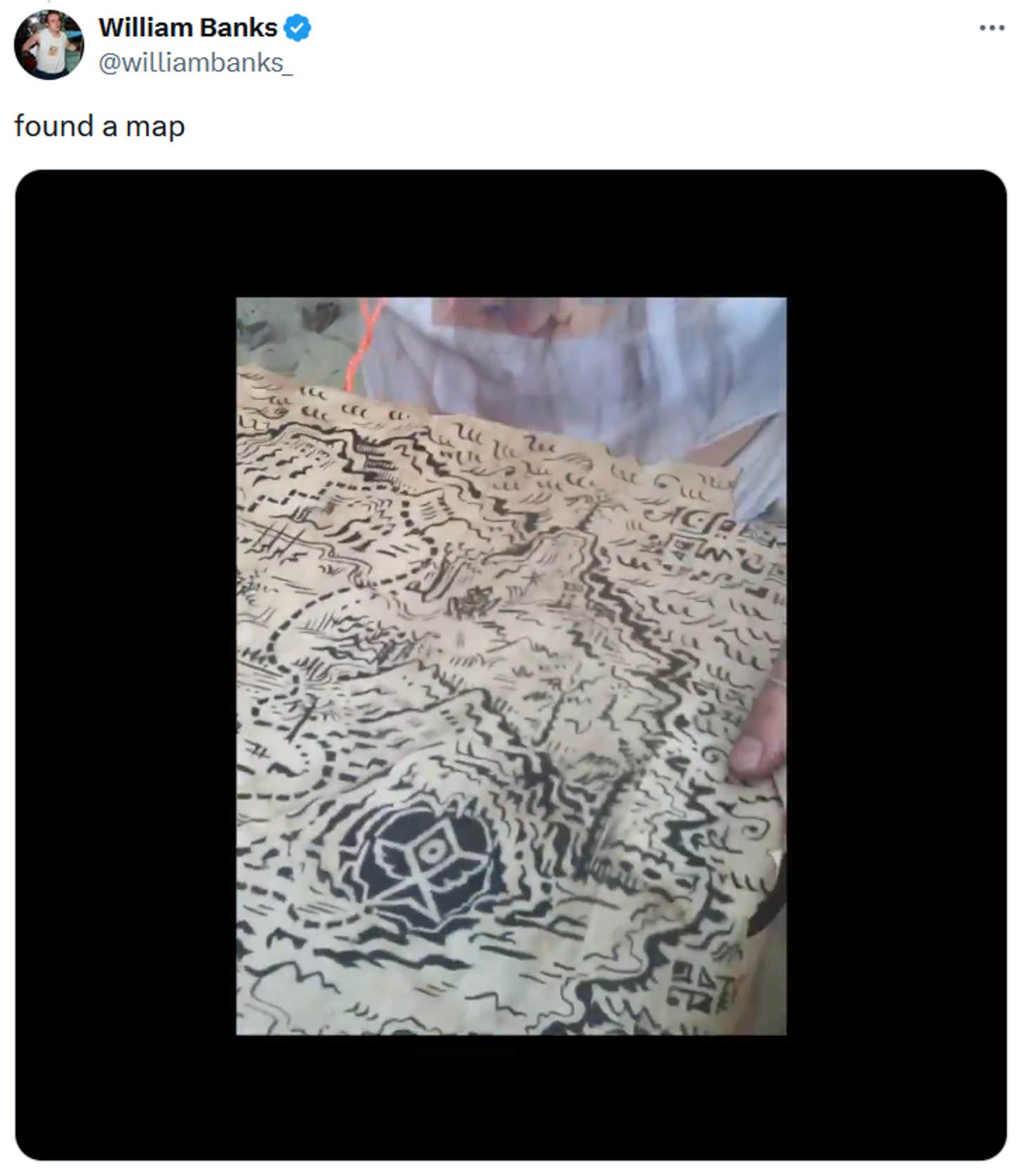 Tweet lendo 'encontrei um mapa' com um vídeo mostrando alguém segurando um elaborado mapa do tesouro.