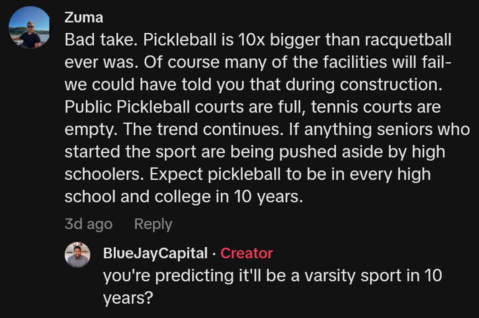 Comentário do TikTok lendo 'Má tomada. Pickleball é 10 vezes maior do que o raquetebol já foi. É claro que muitas das instalações irão falhar - poderíamos ter dito isso durante a construção. As quadras públicas de pickleball estão lotadas, as quadras de tênis estão vazias. A tendência continua. Na verdade, os idosos que começaram no esporte estão sendo deixados de lado pelos alunos do ensino médio. Espere que o pickleball esteja em todas as escolas secundárias e faculdades em 10 anos.