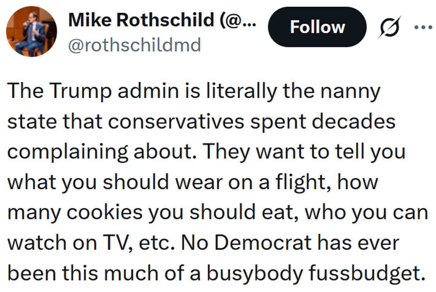 Tweet lendo 'O administrador Trump é literalmente o estado babá do qual os conservadores passaram décadas reclamando. Eles querem dizer o que você deve vestir em um voo, quantos biscoitos você deve comer, quem você pode assistir na TV, etc. Nenhum democrata jamais foi tão intrometido com o orçamento.