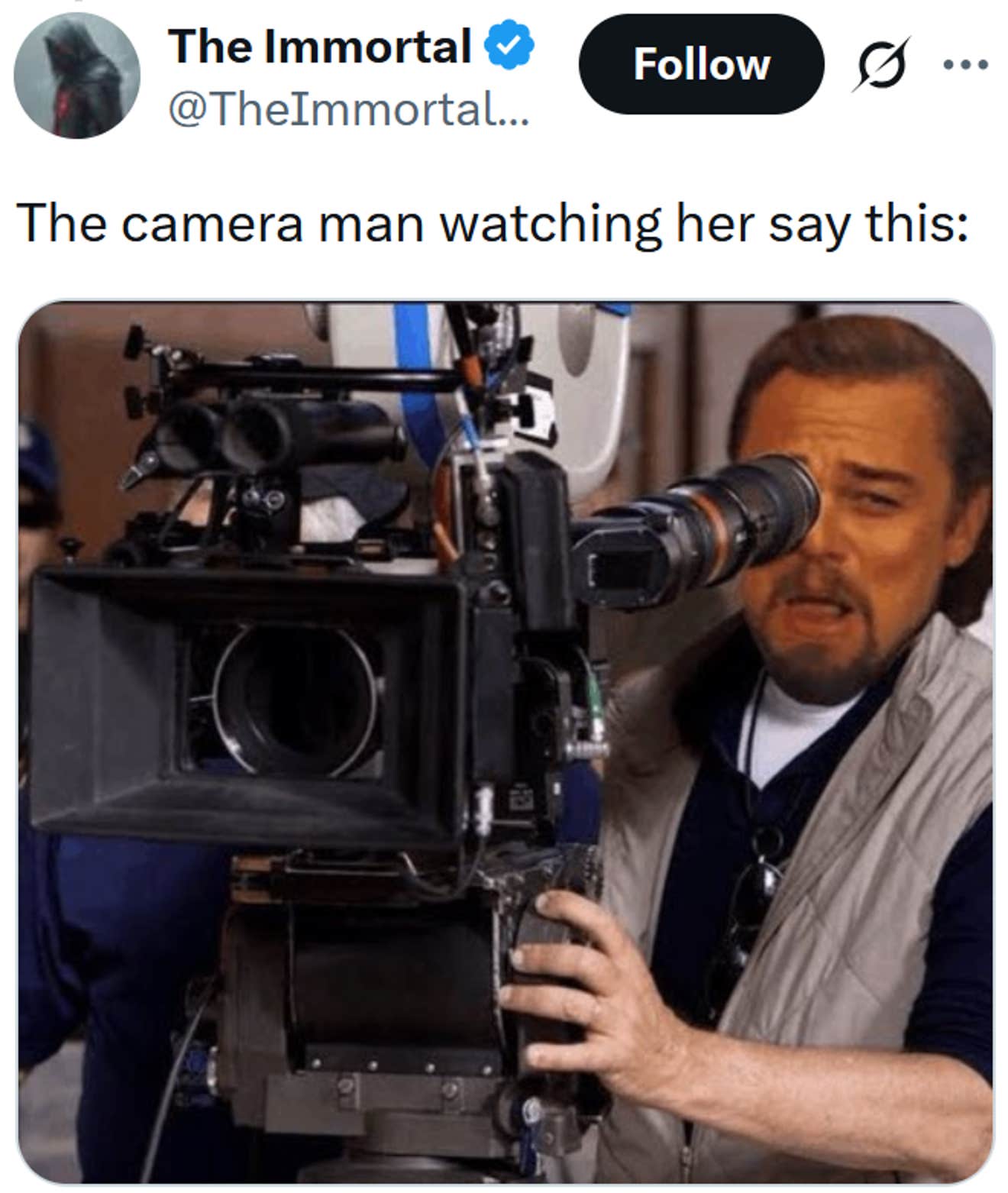Tweet lendo 'O cinegrafista observando ela dizer isso:' com uma imagem editada de Leonardo DiCaprio.