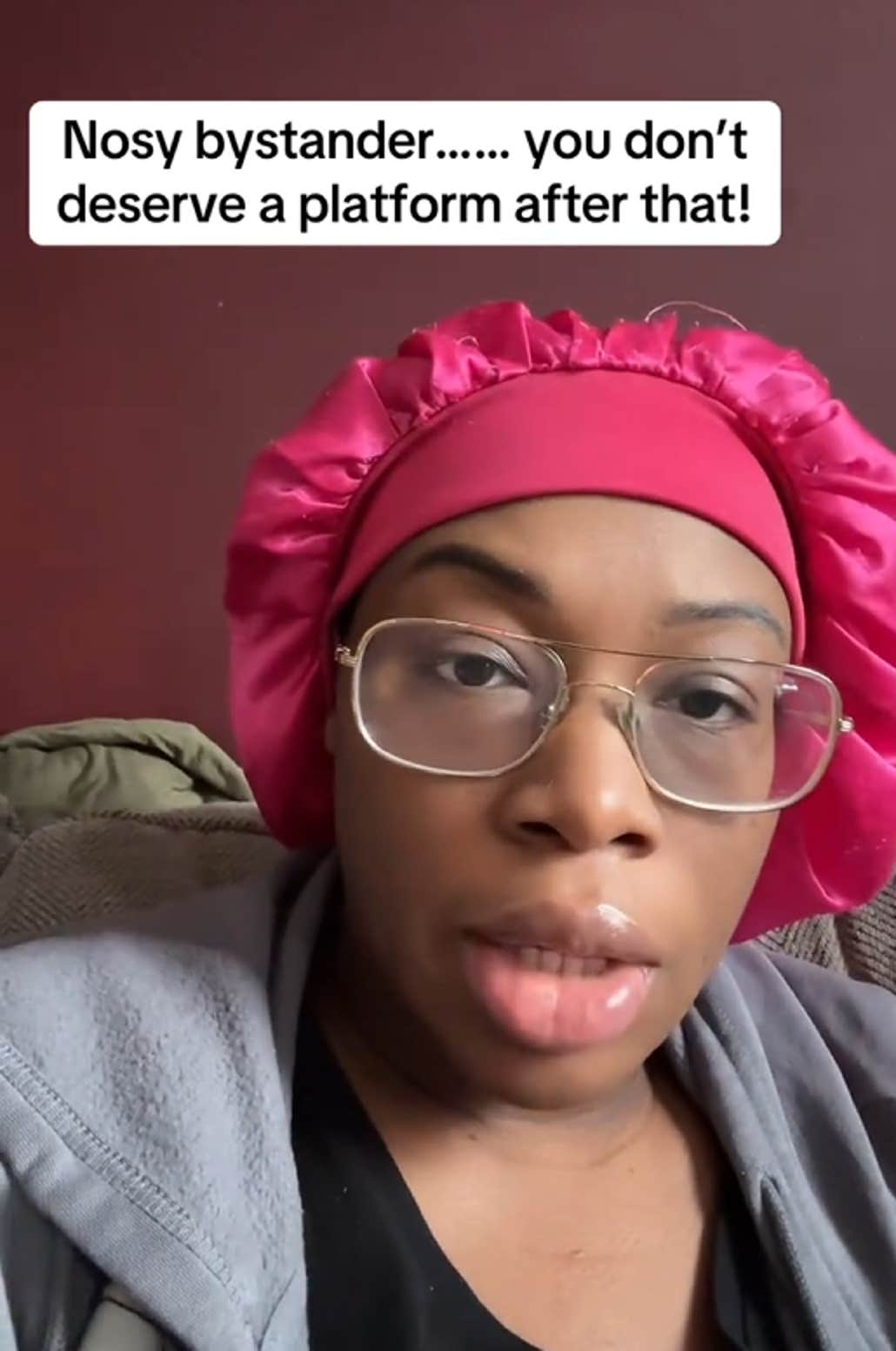 Vídeo TikTok de uma mulher negra falando para a câmera com a legenda 'Espectador intrometido... você não merece uma plataforma depois disso!'