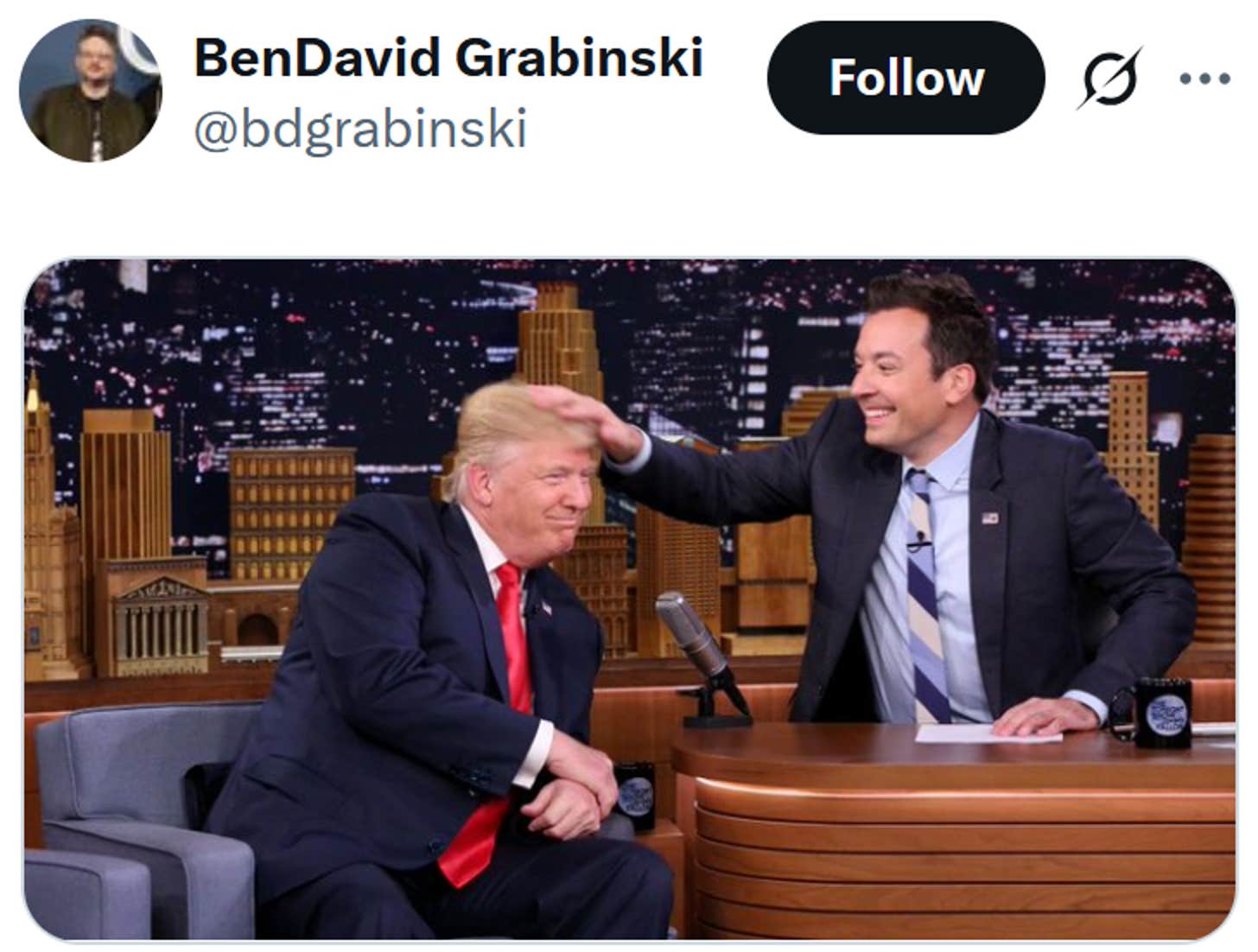 Cite o tweet com uma captura de tela de Jimmy Fallon tocando o cabelo de Donald Trump no 'The Tonight Show'.