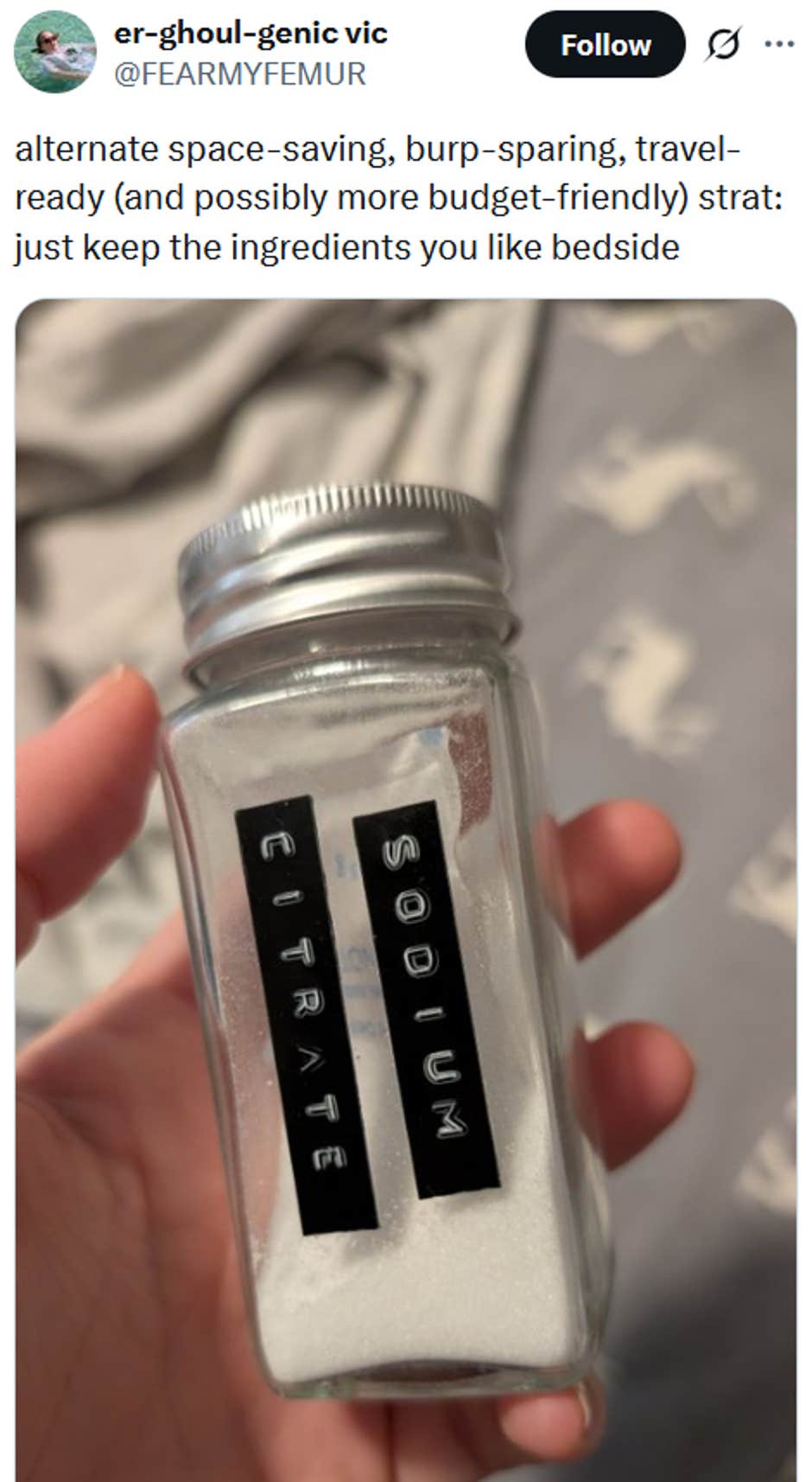 Tweet lendo 'Estratégia alternativa para economizar espaço, evitar arrotos, pronta para viagens (e possivelmente mais econômica): basta manter os ingredientes que você gosta ao lado da cama' acima da foto de um frasco de citrato de sódio em pó.