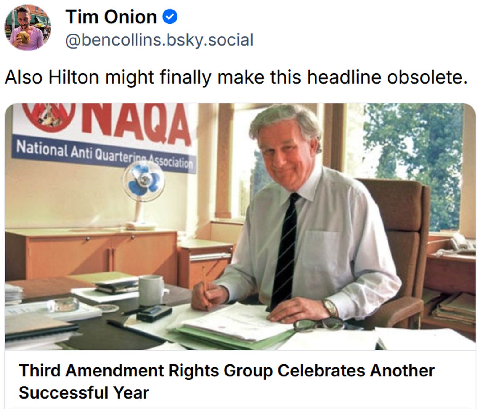 Postagem de Bluesky lendo 'Além disso, Hilton pode finalmente tornar este título obsoleto.' Abaixo está uma manchete do The Onion que diz 'Grupo de direitos da Terceira Emenda comemora outro ano de sucesso'