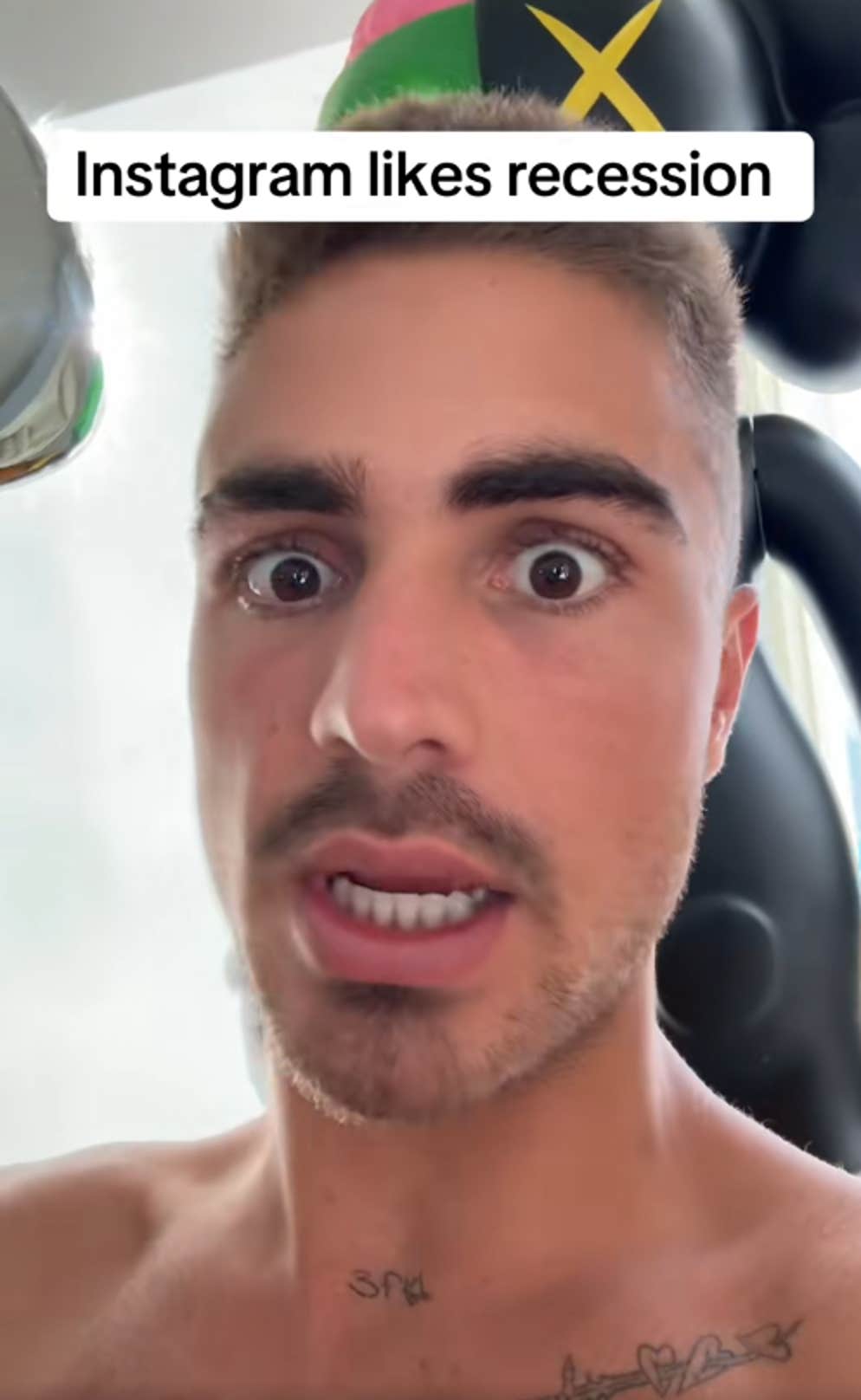 Vídeo TikTok de um homem arregalando os olhos para a câmera com a legenda 'Instagram gosta de recessão'.