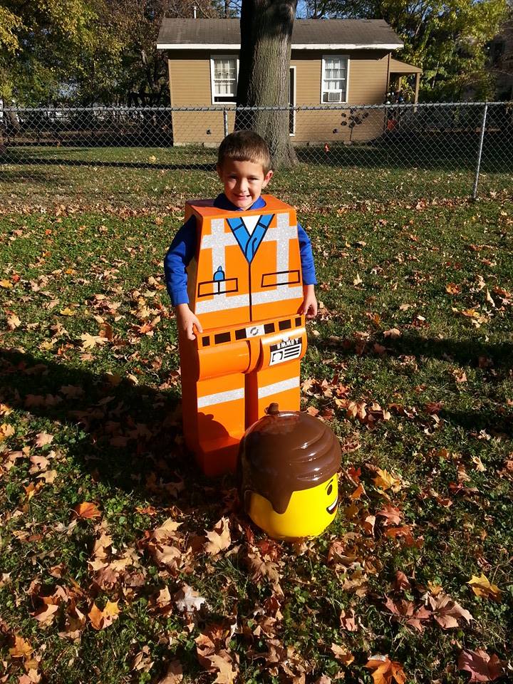 ret banjo strukturelt Dad wins Halloween with amazing Lego costume for his son