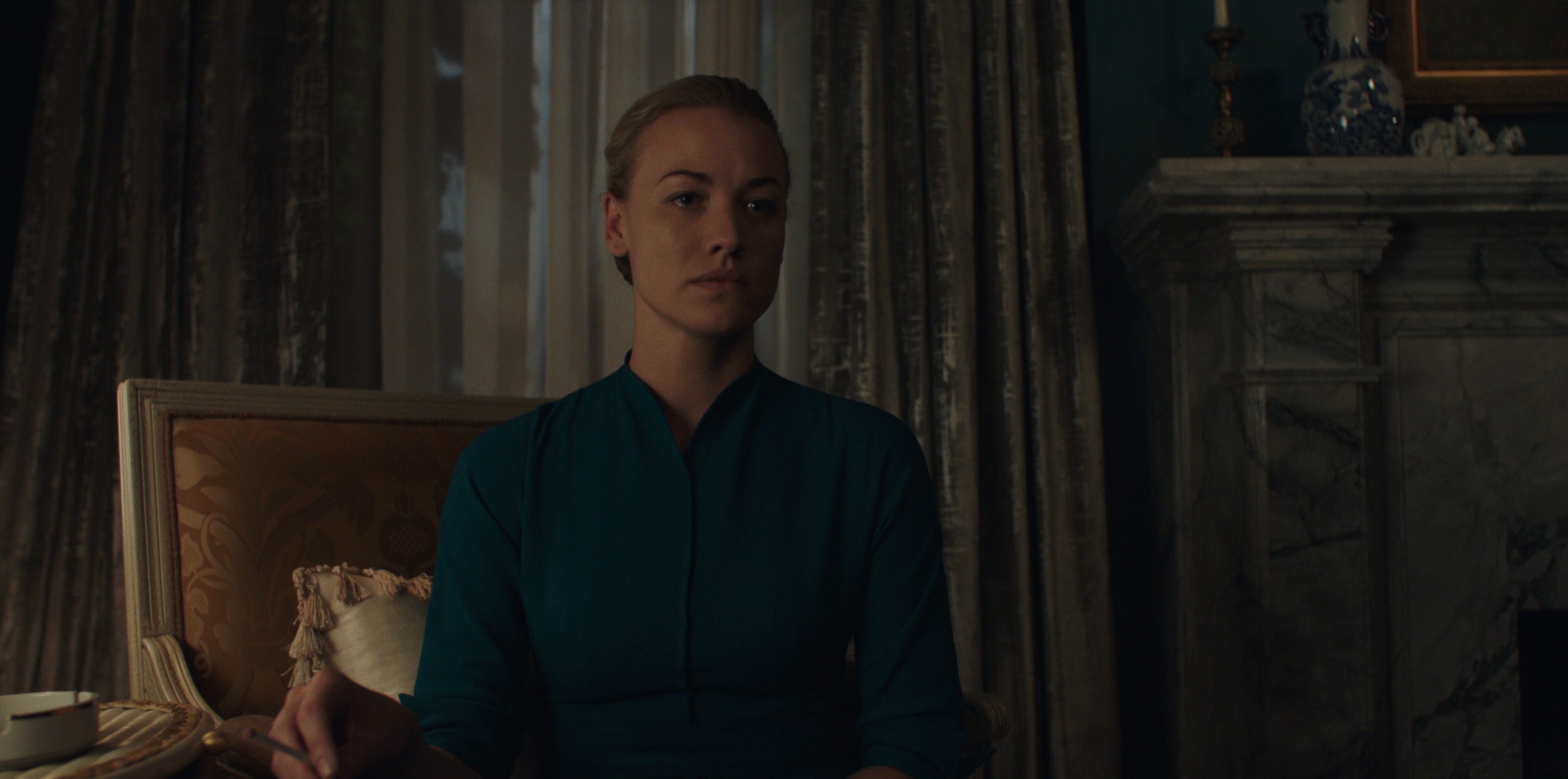 yvonne strahovski handmaid's tale season 2