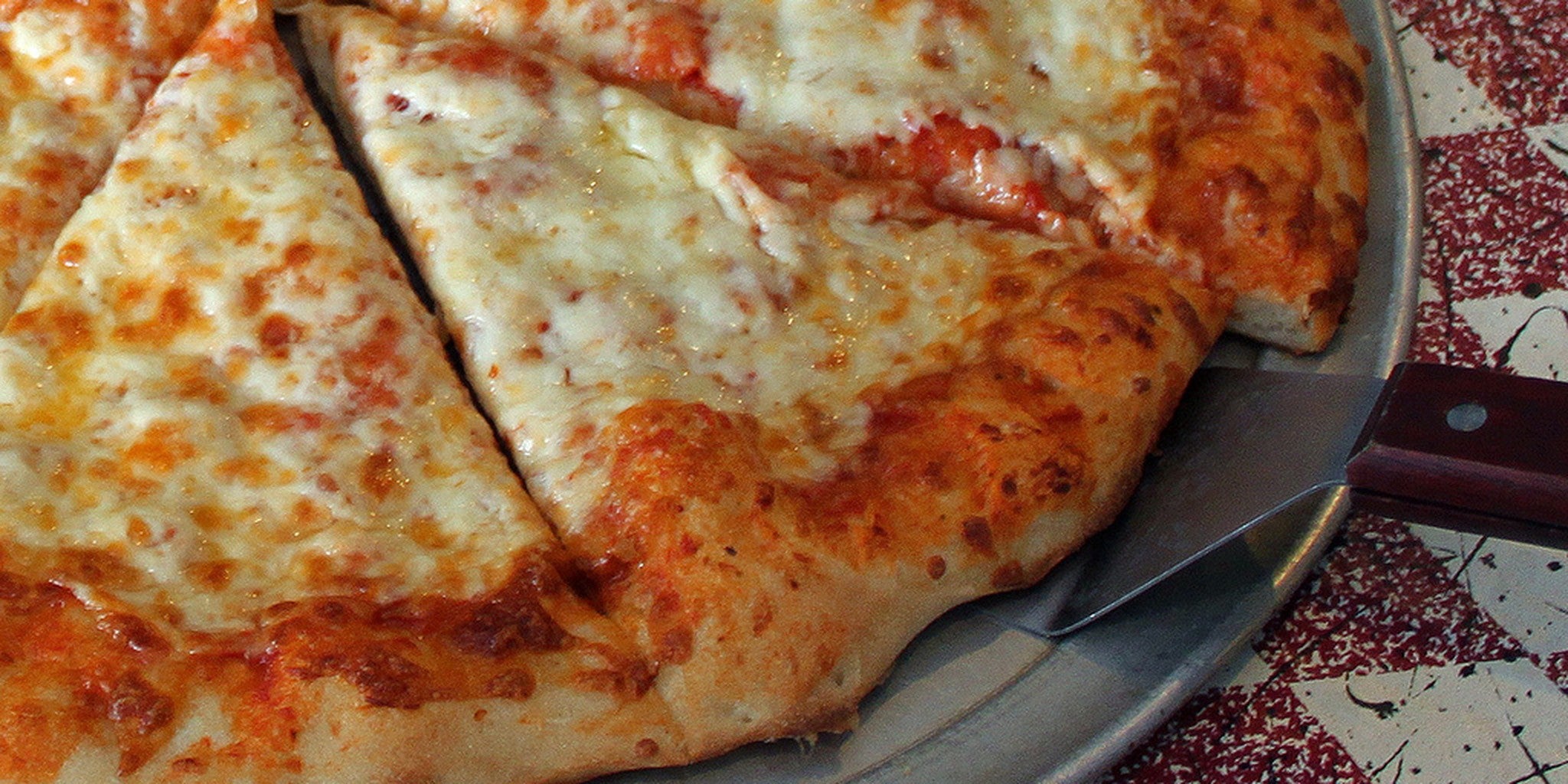 Пицца из замороженного теста. Разогреть готовую пиццу. Замороженная пицца в духовке. Пицца в духовке. Пар от пиццы.