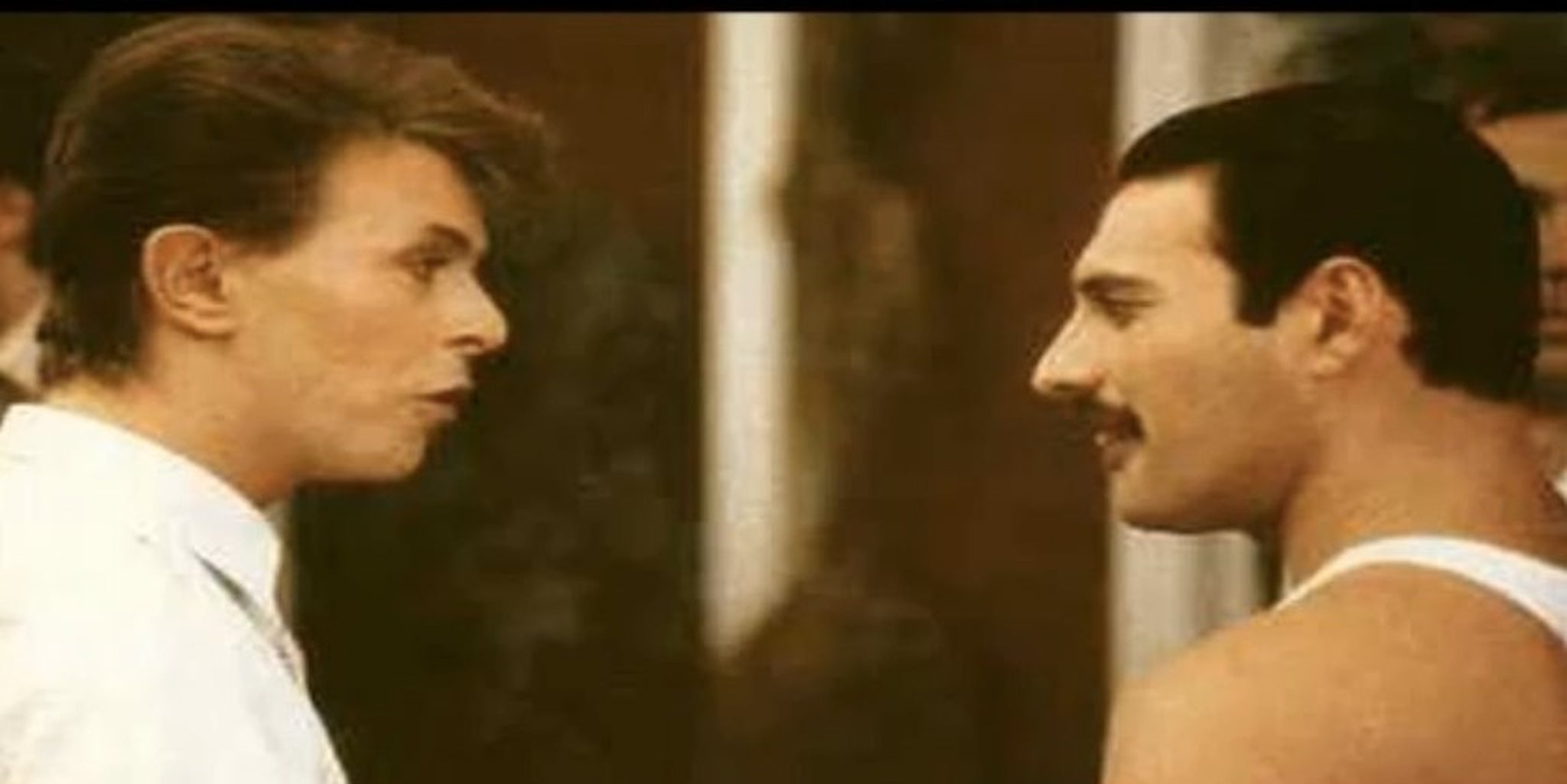 Under pressure david. Дэвид Боуи и Квин. Боуи и Меркьюри. David Bowie and Freddie Mercury. Дэвид Боуи и Фредди Меркури.