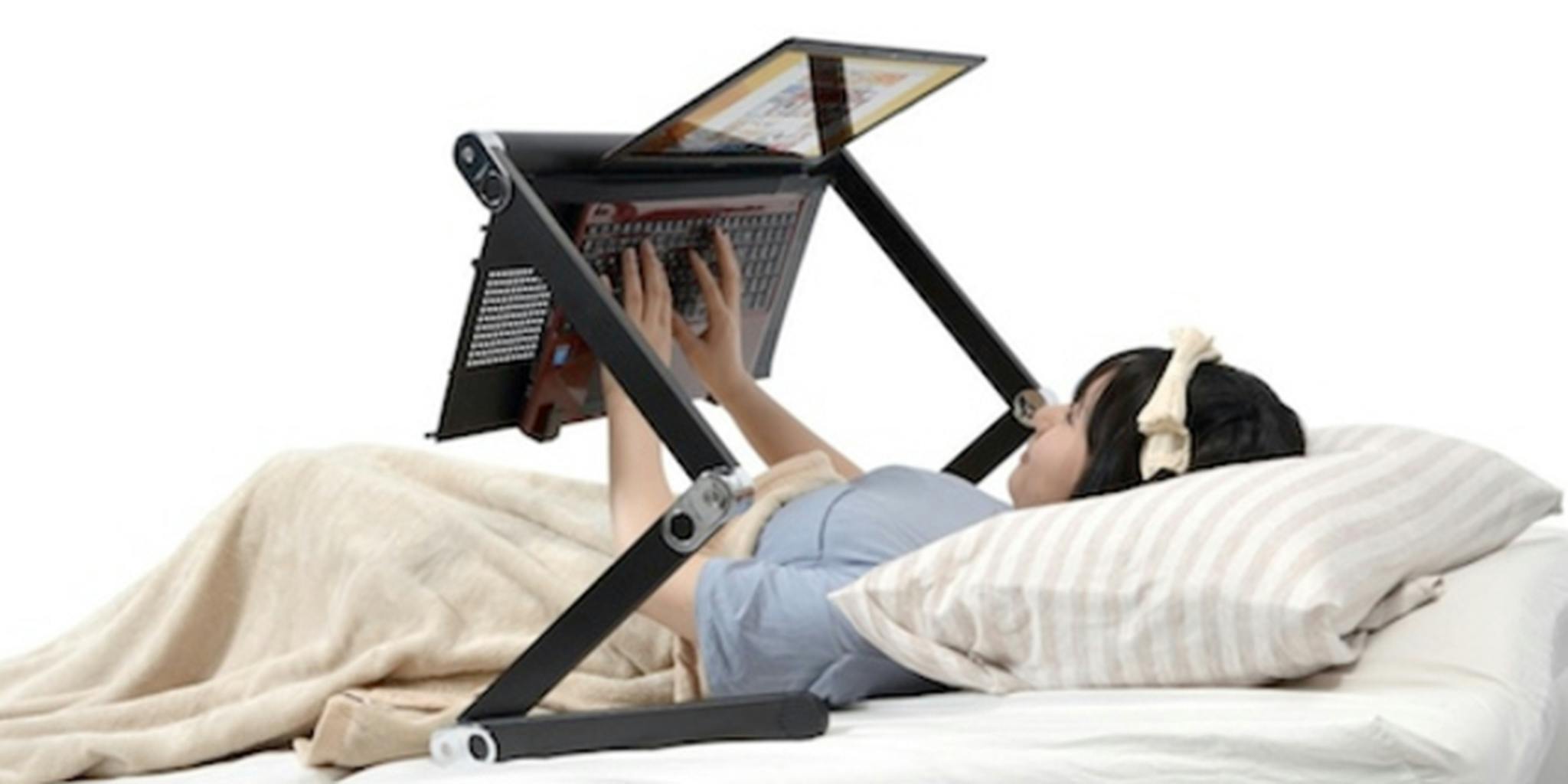 Включи дом лежать. Подставка для ноутбука лежа. Столик для ноутбука лежа. Подставка для ноутбука лежачему. Подставка для ноутбука на кровать.