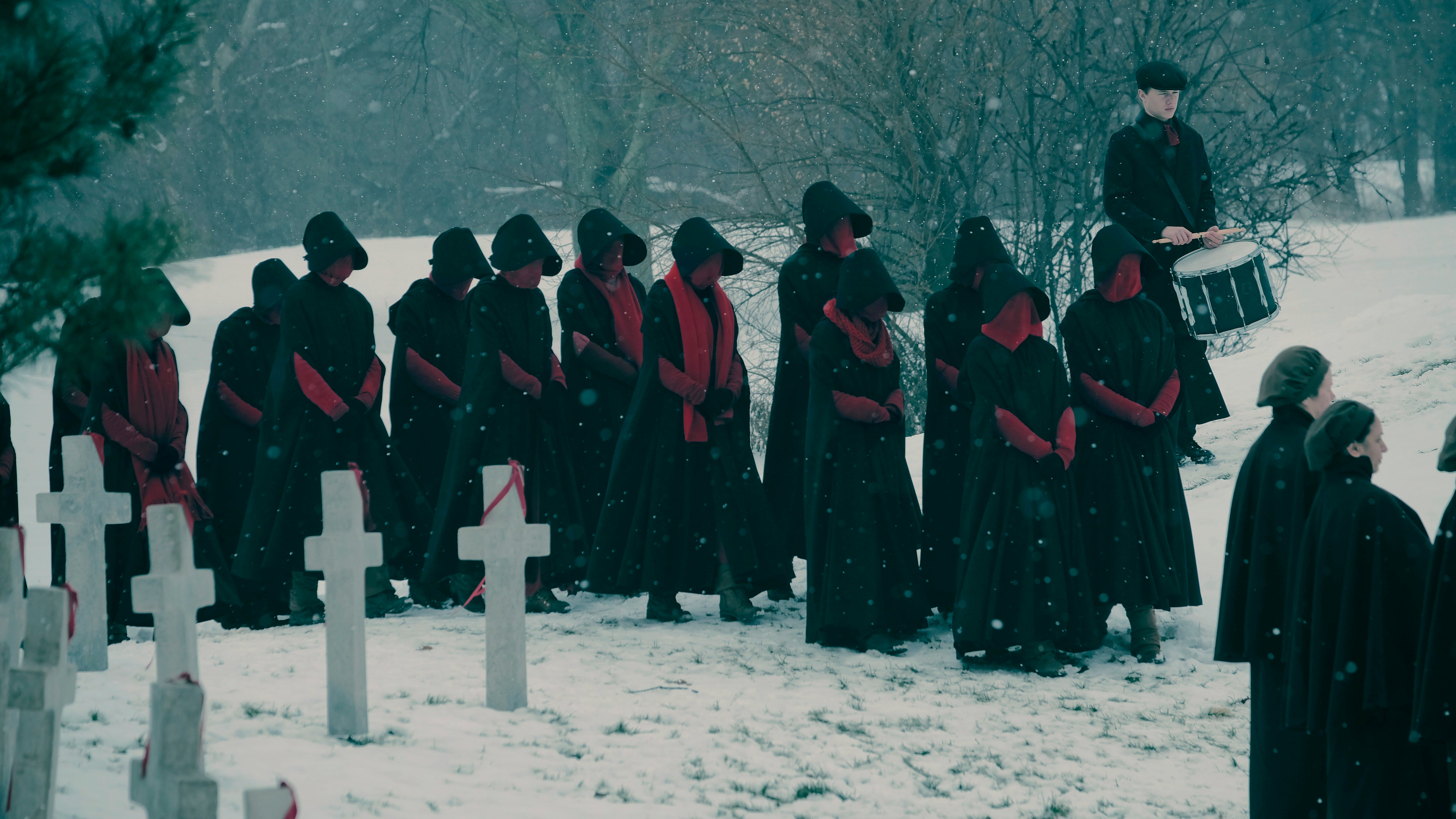 Рассказ служанки дата выхода. The Handmaid's Tale сериал. Рассказ служанки 1 сезон 2 серия. Рассказ служанки сериал 2017. Служанки сериал 2 сезон.