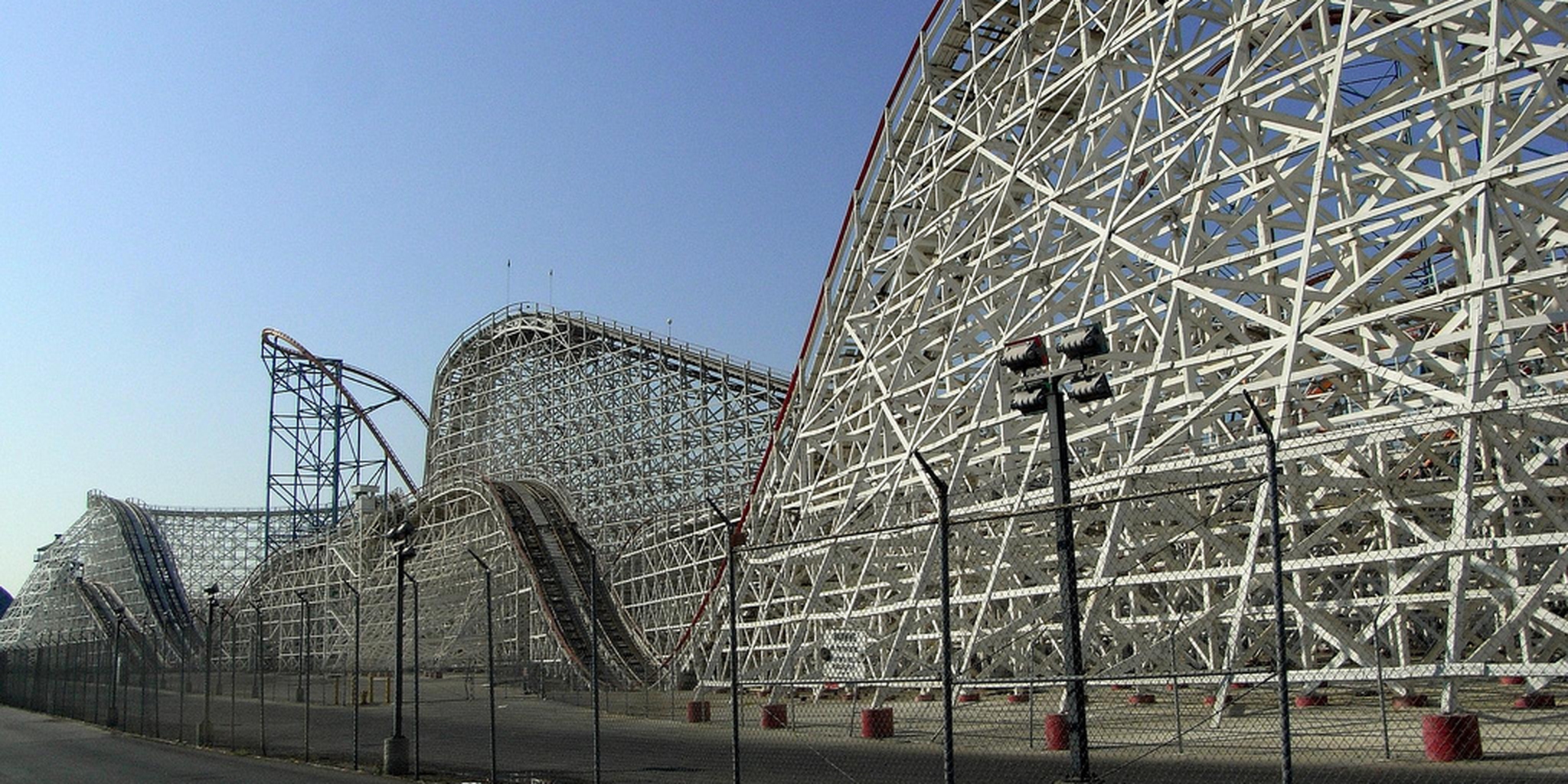 Twitter users capture the fiery destruction of Six Flags Colossus