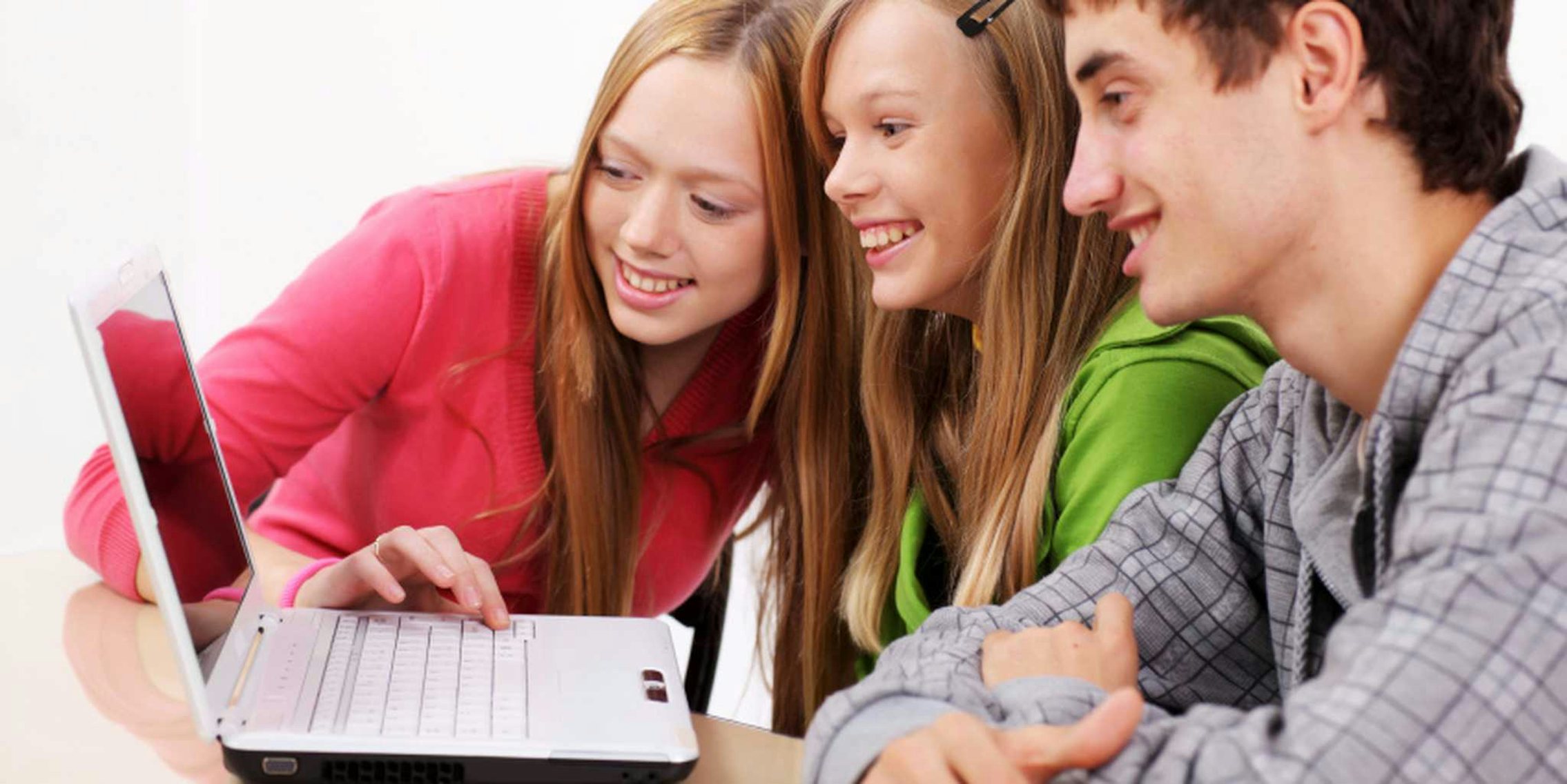 Русские молодые с разговором новый. Подросток за компьютером. Подросток и компьютер. Молодежь и интернет. Подросток за ноутбуком.