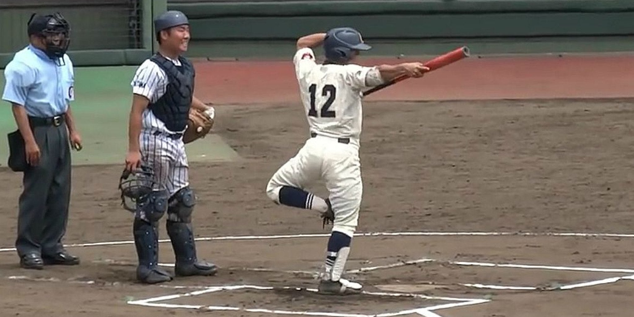 Japanese highschool baseball player mesmerizes us with amazing atbat