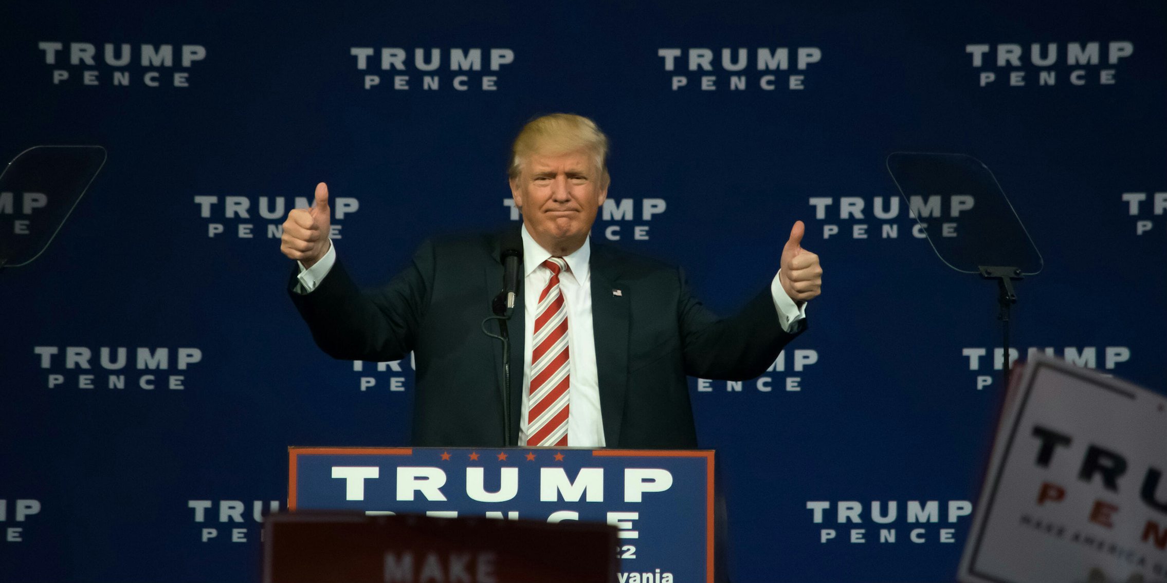 donald trump thumbs up at presidential rally