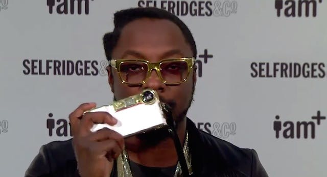 will.i.am holding a foto.sosho