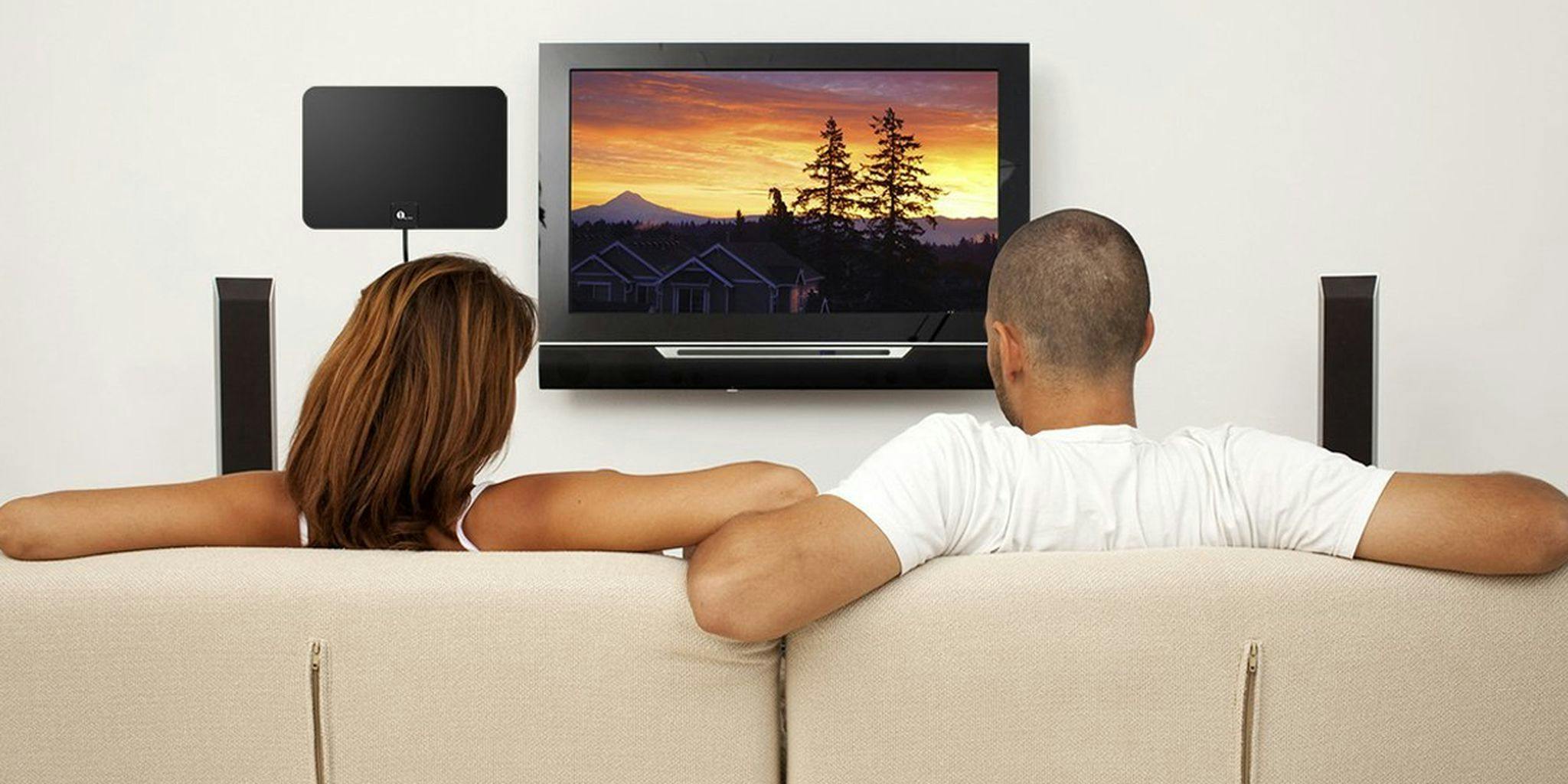 Громко смотрит телевизор. Человек перед телевизором. Телевизор со спины. Человек сидит перед телевизором. Мебель перед телевизором.