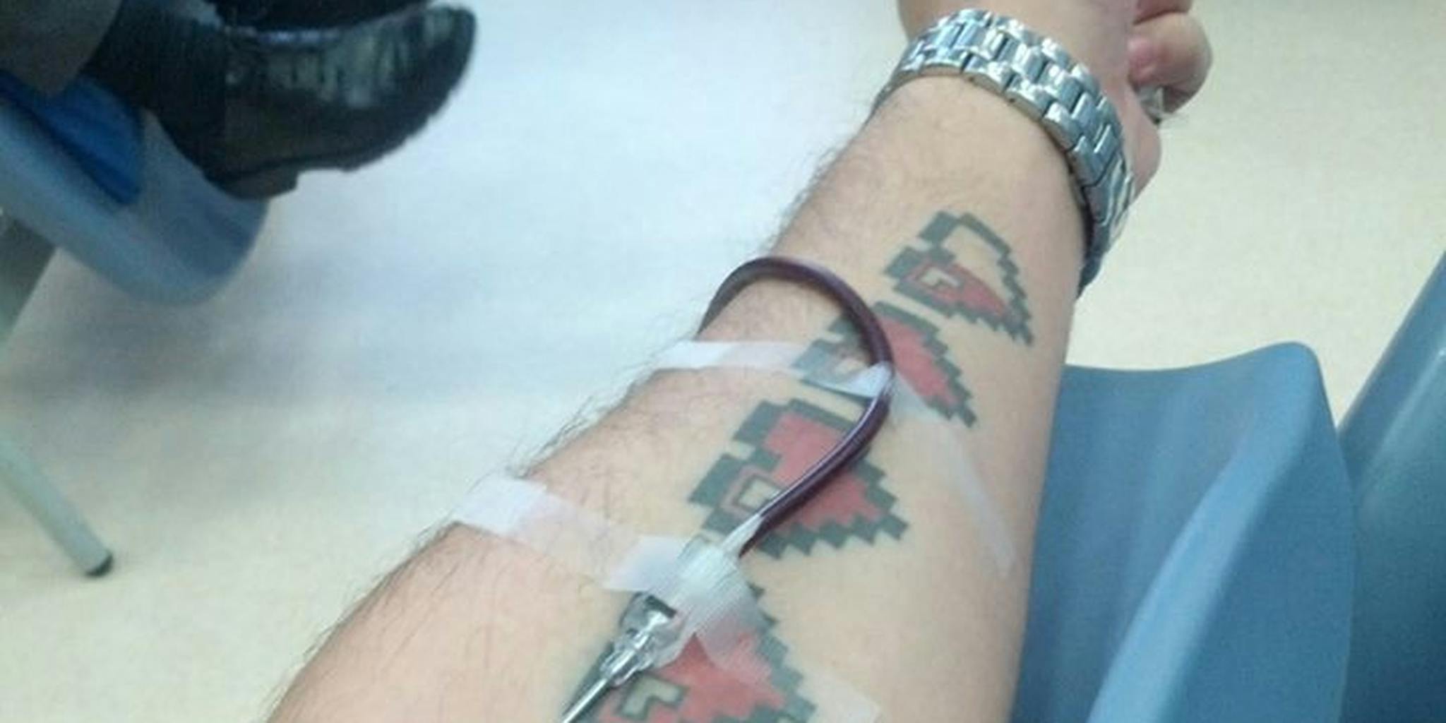 Донор крови тату. Татуировка пластырь. Татуировка и донация крови. Татуировки доноров крови.