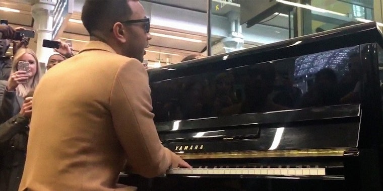 John Legend plays an impromptu concert on the St. Pancras piano