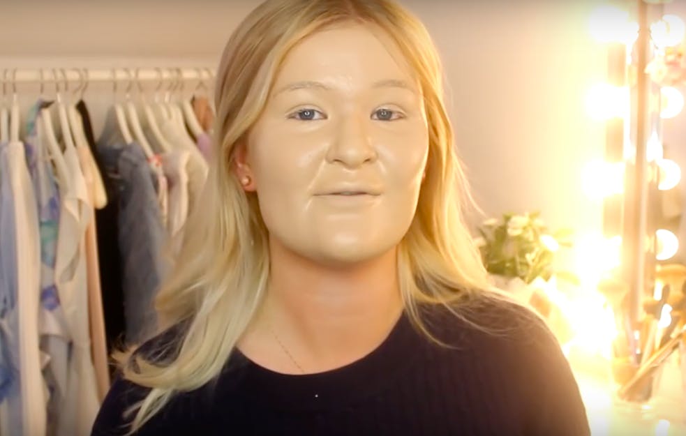 This Woman Painted Her Face In 100 Coats Of Foundation The Daily Dot