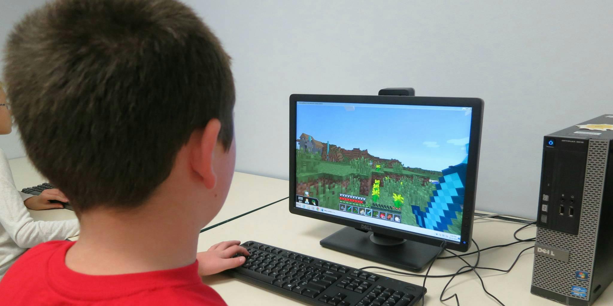 New computer game. Компьютер с МАЙНКРАФТОМ. Мальчик с компьютером. Школьник играет в комп. Мальчик играет в компьютер.