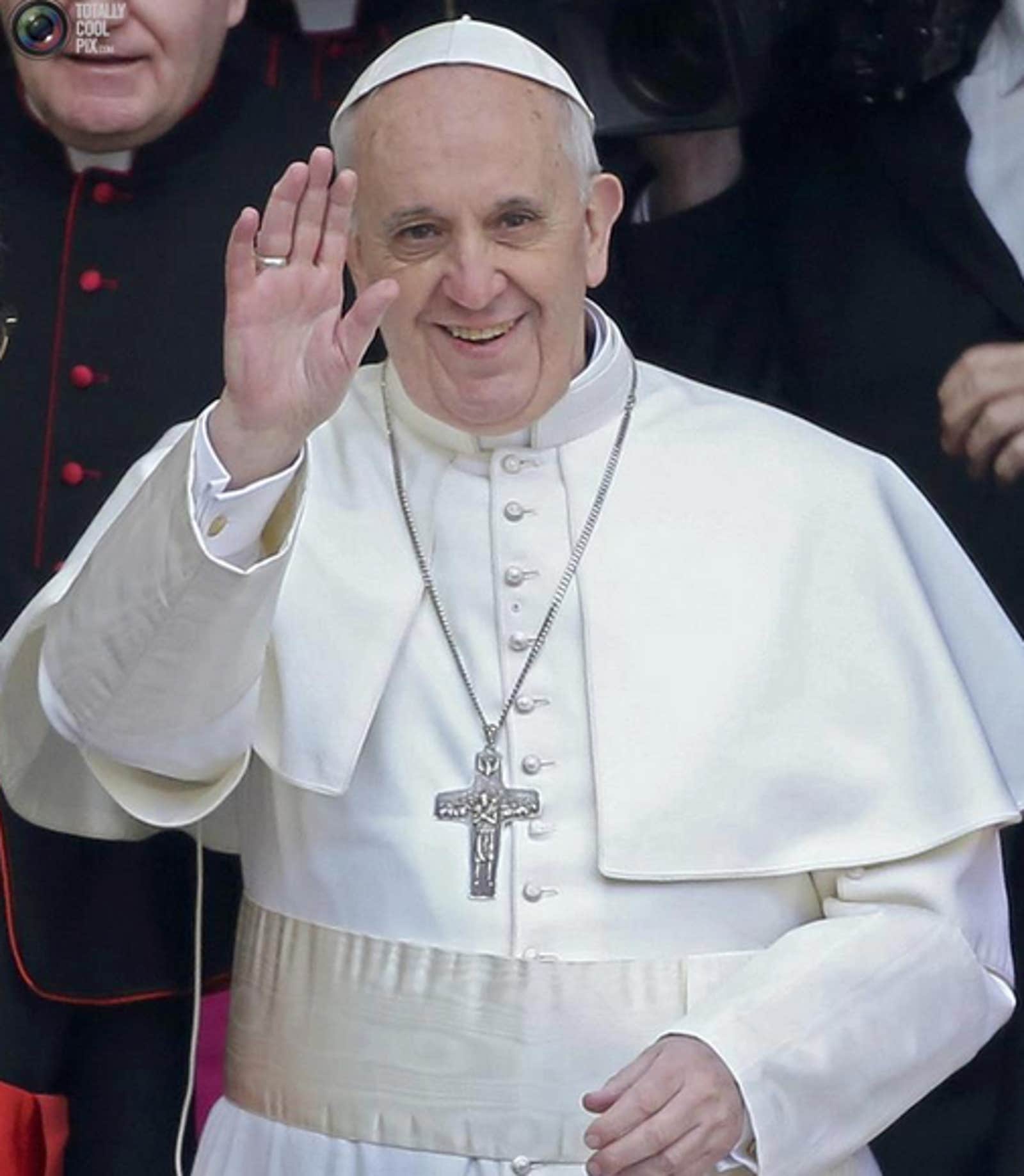Pope Francis ascends to the @Pontifex pulpit